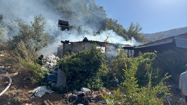 Muğla'da uyuşturucu madde bağımlısı olduğu iddia edilen genç evini ateşe verdi