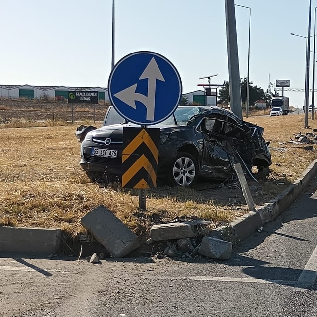 Edirne'de kamyon ile otomobilin çarpıştığı kazada 3 kişi yaralandı