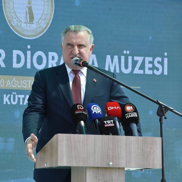 Bakan Bak: Geleceğe gençlerimizle yürüyeceğiz