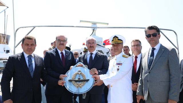 "TCG Dumlupınar" şehitleri Çanakkale Boğazı'nda saygı dalışı ile anıldı