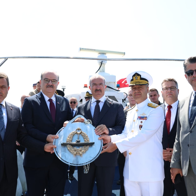 "TCG Dumlupınar" şehitleri Çanakkale Boğazı'nda saygı dalışı ile anıldı