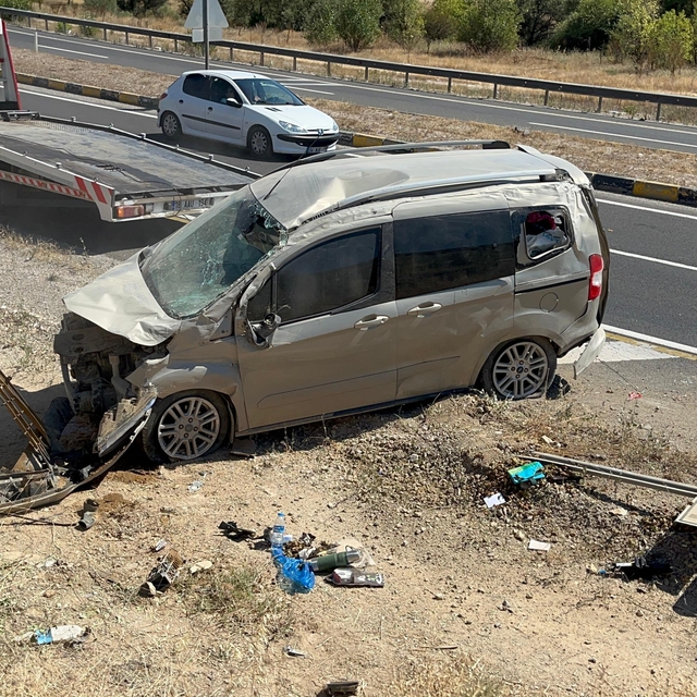 Çankırı'da şarampole devrilen hafif ticari araçtaki 4 kişi yaralandı
