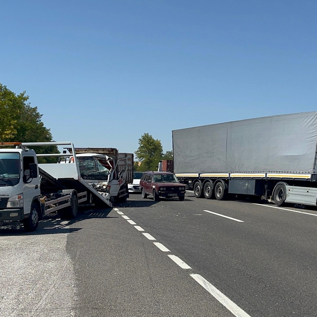 Çankırı'da 2 tır ve bir kamyonun karıştığı kazada 1 kişi yaralandı