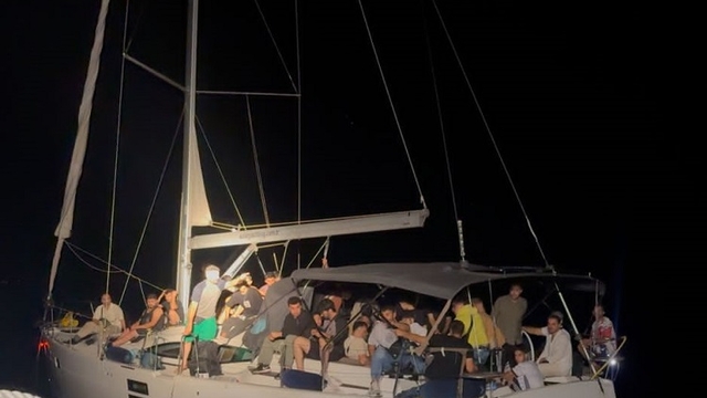 Muğla açıklarında 77 düzensiz göçmen kurtarıldı