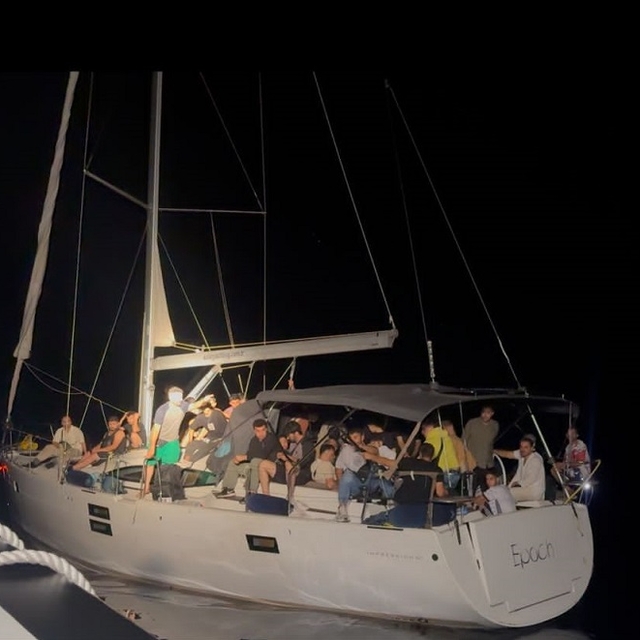 Muğla açıklarında 77 düzensiz göçmen kurtarıldı