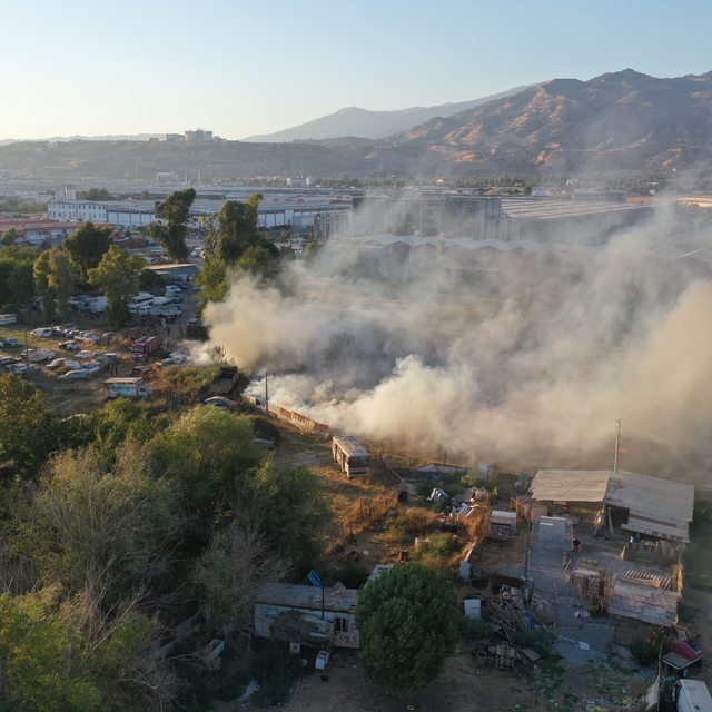Aydın'da yediemin otoparkından otluk alana sıçrayan yangın söndürüldü