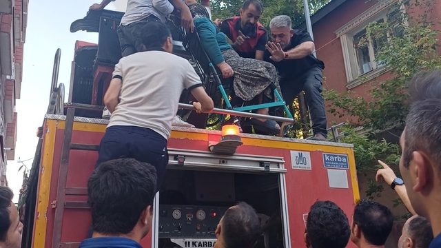 Ağrı'da binada çıkan yangında dumandan etkilenen 15 kişi ekiplerce kurtarıldı