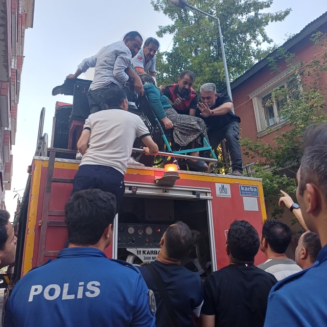 Ağrı'da binada çıkan yangında dumandan etkilenen 15 kişi ekiplerce kurtarıl...