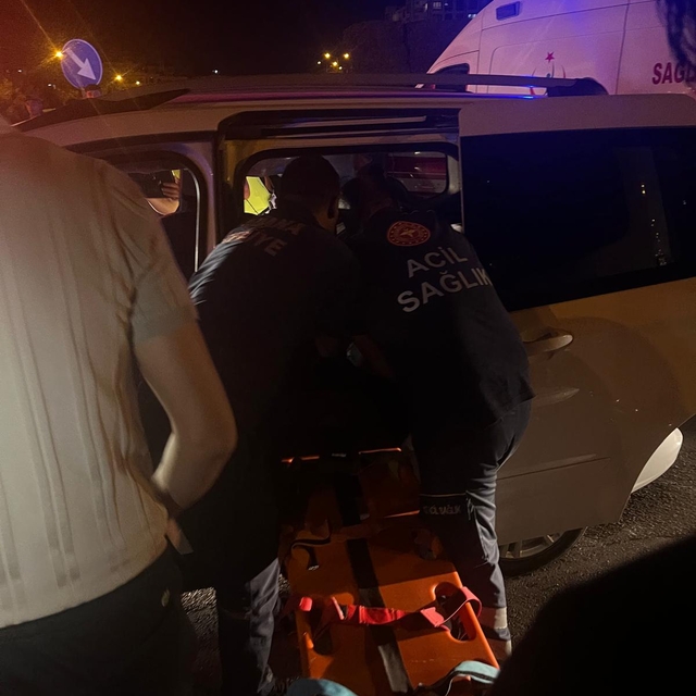 Adana'da hafif ticari araç ile otomobilin çarpıştığı kazada 2 kişi yaraland...