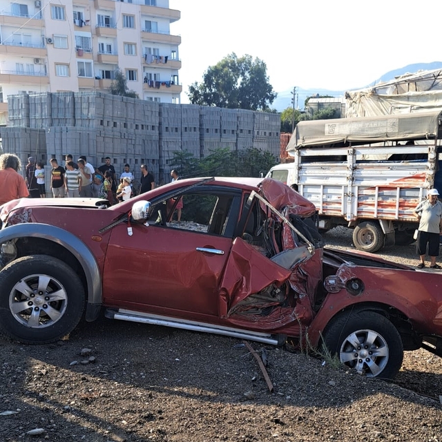 Mersin'de park halindeki kamyona çarpan pikaptaki 3 kişi yaralandı