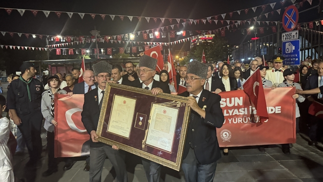 Samsun'da 30 Ağustos Zafer Bayramı dolayısıyla fener alayı düzenlendi