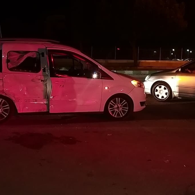 Adana'da hafif ticari araç ile otomobil çarpıştı; 2 yaralı