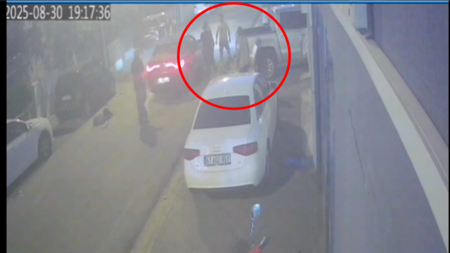 'Dur' ihtarına uymayan sürücünün kullandığı kamyonet, park halindeki araçlar ile binanın kapısına çarptı