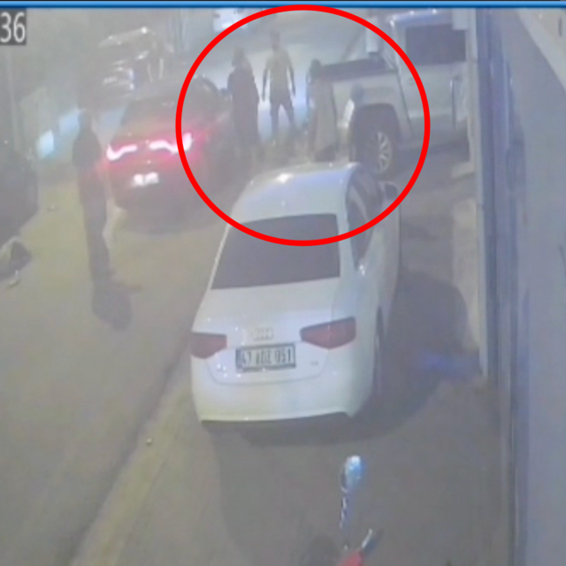 'Dur' ihtarına uymayan sürücünün kullandığı kamyonet, park halindeki araçla...