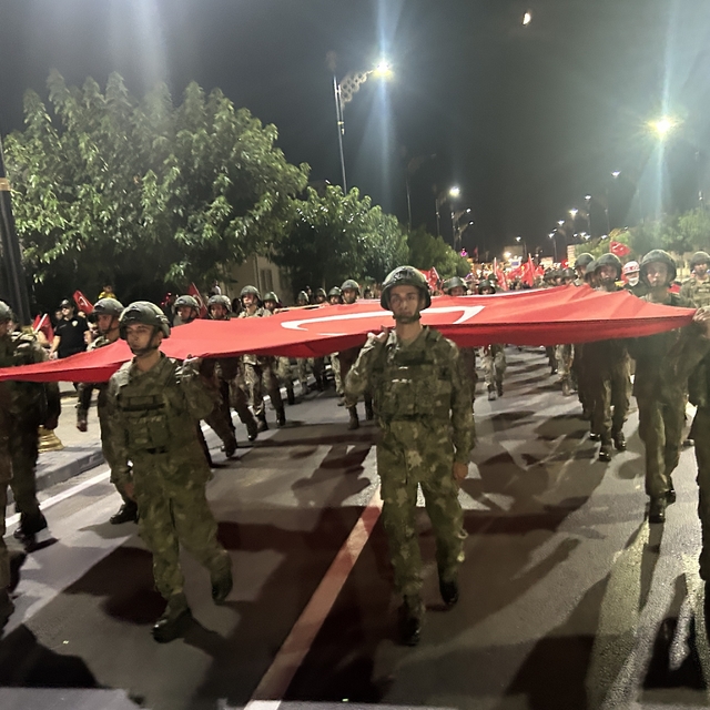 Sivas'ta askerle 'zafer' yürüyüşü