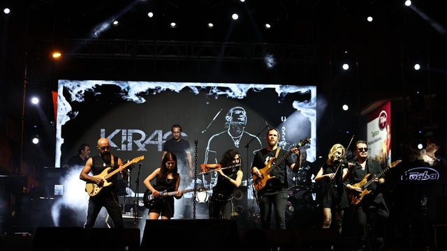 Denizli'de şarkıcı Kıraç sahne aldı