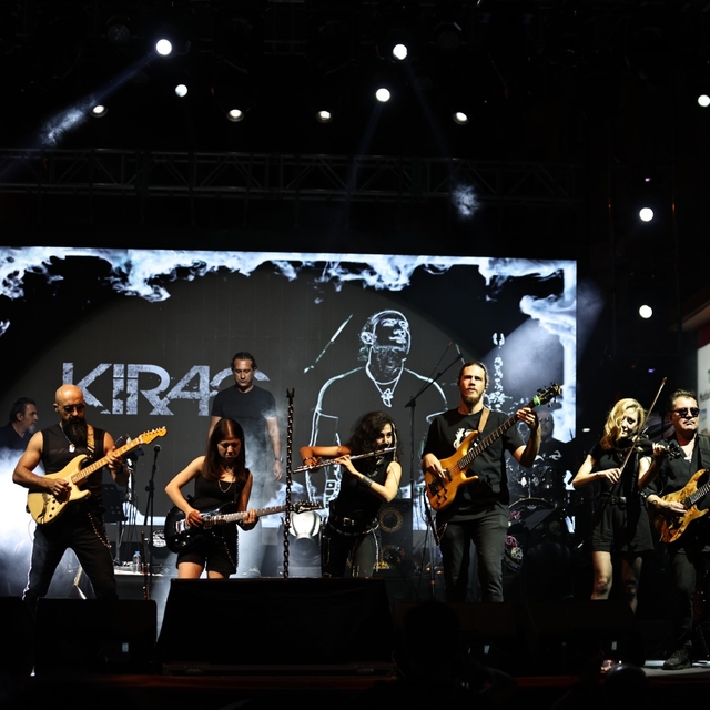 Denizli'de şarkıcı Kıraç sahne aldı