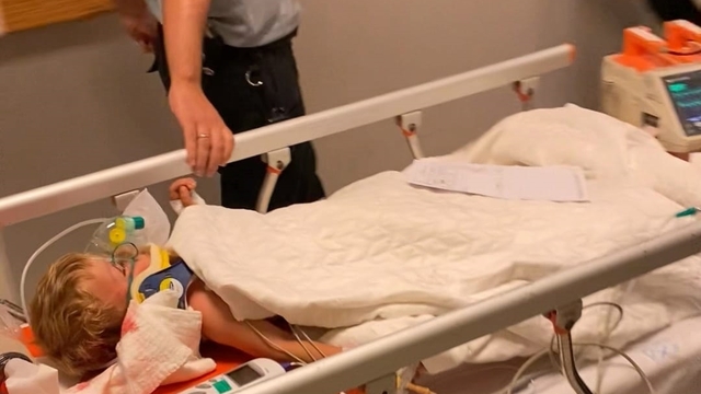 Babasının kullandığı traktörün altında kalan Batu, ağır yaralandı