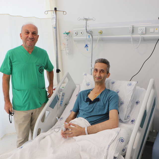 Kalbindeki balonlaşma nedeniyle 3'üncü kez ameliyat olan dünyadaki ilk hast...