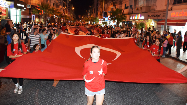 Turgutlu'da Zafer Bayramı fener alayı ve konserle kutlandı