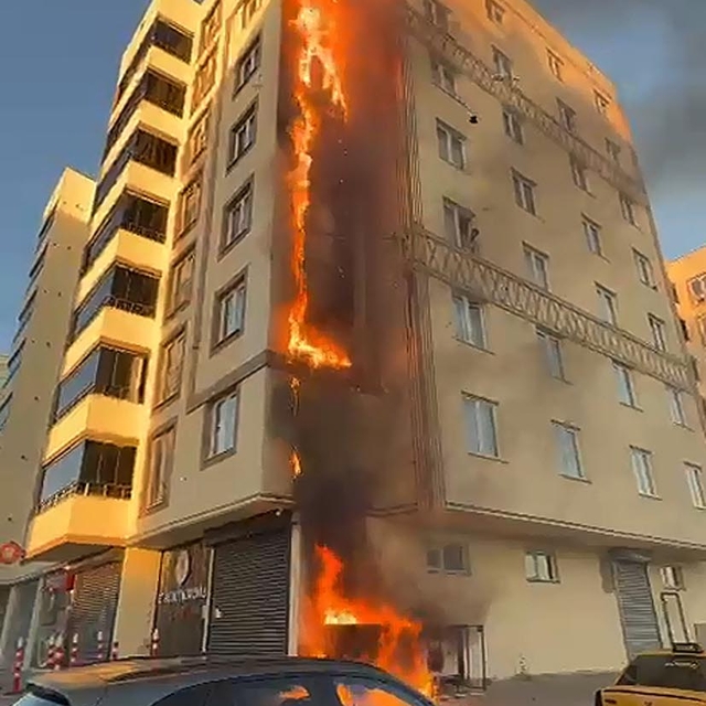 Çorba içmeye giderken yangını fark edip binadakilerin tahliyesini sağladıla...