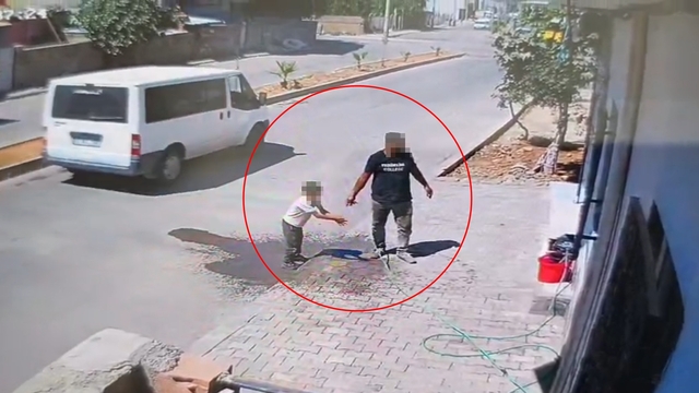 Oğluna hırsızlık yaptırdığı anlar kamerada