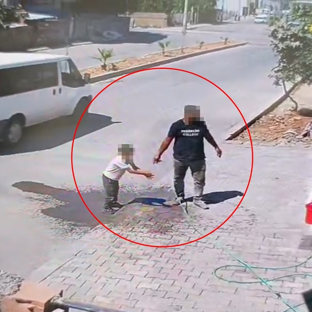 Oğluna hırsızlık yaptırdığı anlar kamerada