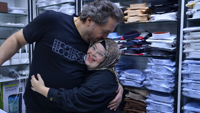 Down sendromlu Merve, neşesiyle tarihi çarşının "gülü" oldu