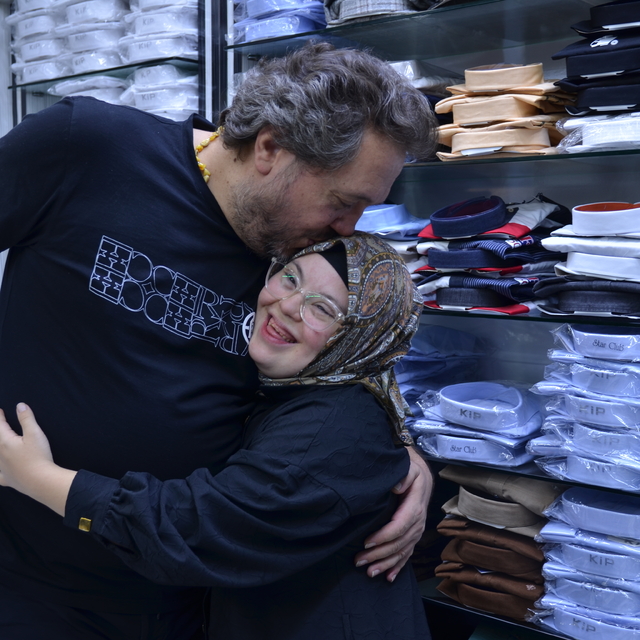 Down sendromlu Merve, neşesiyle tarihi çarşının "gülü" oldu