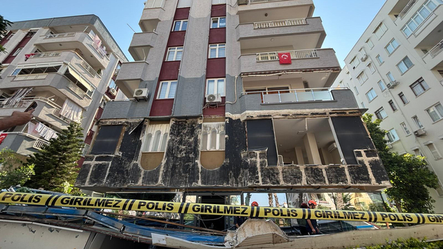 Binanın dış cephe kaplaması düştü; faciadan dönüldü