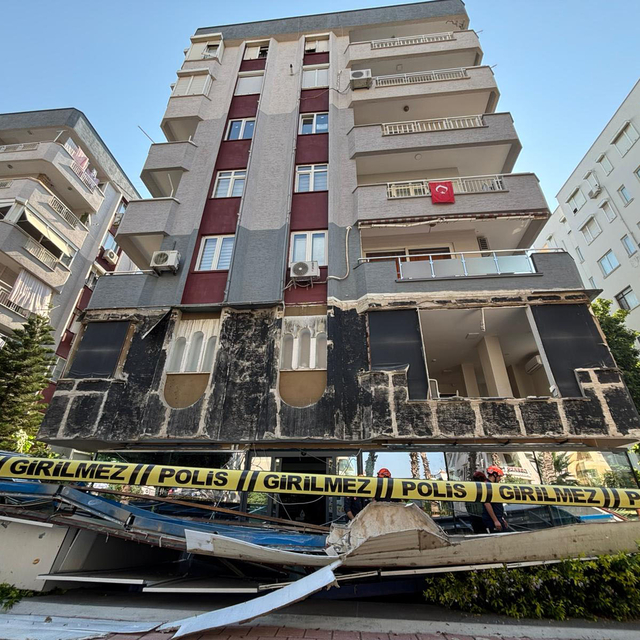 Binanın dış cephe kaplaması düştü; faciadan dönüldü