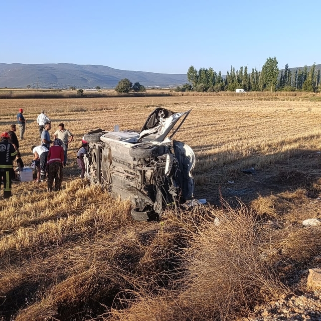 Denizli'de devrilen hafif ticari araçtaki 6 kişi yaralandı