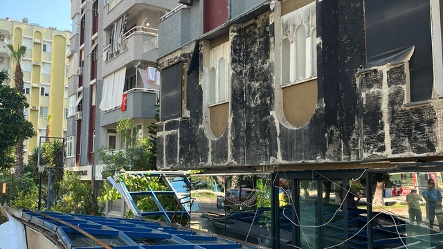 Antalya'da bir apartmanın reklam panolarının bulunduğu dış cephe kaplaması düştü