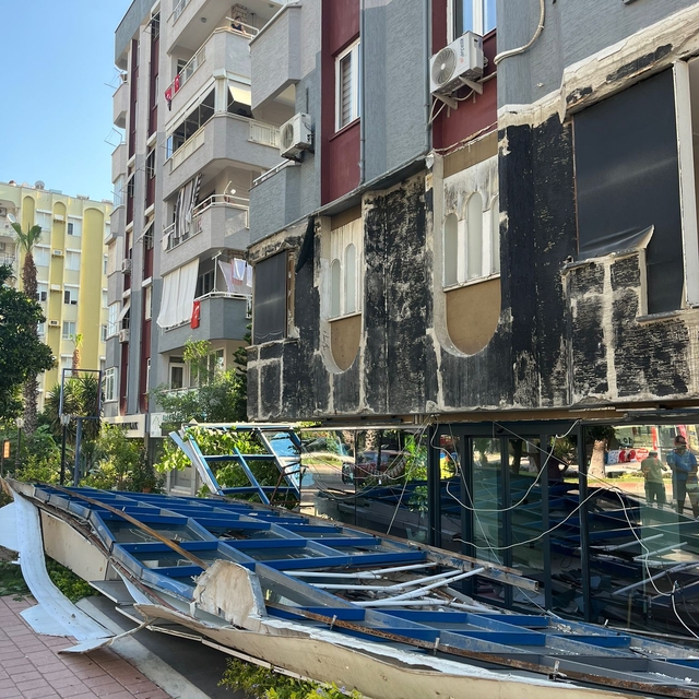 Antalya'da bir apartmanın reklam panolarının bulunduğu dış cephe kaplaması...