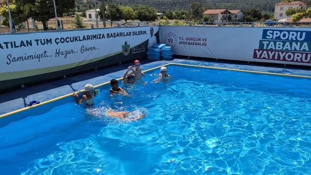 Orhaneli'de açılan yüzme kursu sona erdi