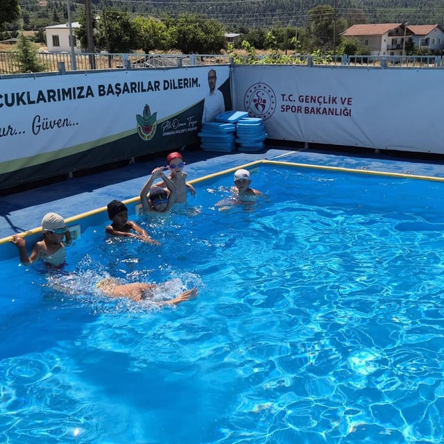 Orhaneli'de açılan yüzme kursu sona erdi