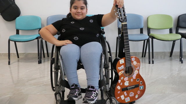 11 yılda 12 ameliyat ve 10 yara tedavisi olan Zeynep, müzikle hayata tutundu