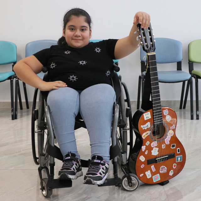 11 yılda 12 ameliyat ve 10 yara tedavisi olan Zeynep, müzikle hayata tutund...