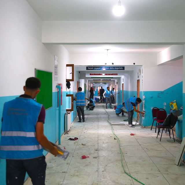 Hükümlülerden oluşan mobil ekip okulları yeni eğitim öğretim yılına hazırlı...