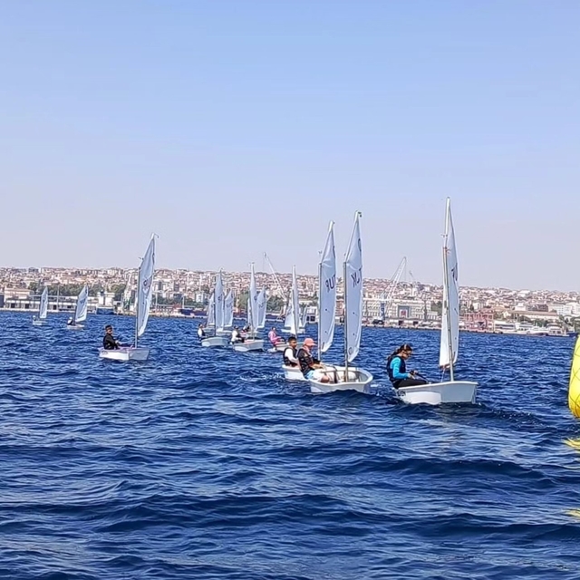 Tekirdağ'da Zafer Kupası yelken yarışları sürüyor