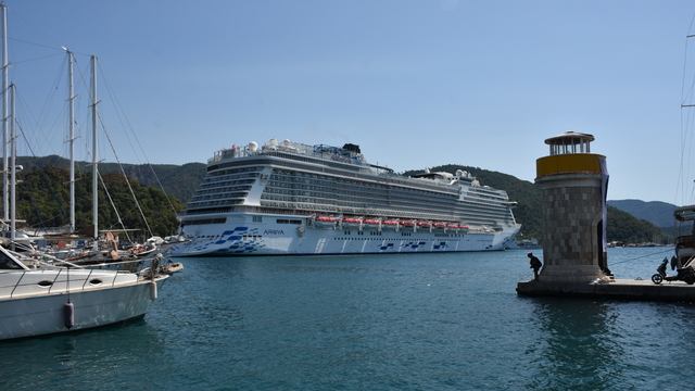 "Aroya" kruvaziyeri 2 bin 684 yolcusuyla Marmaris'e geldi