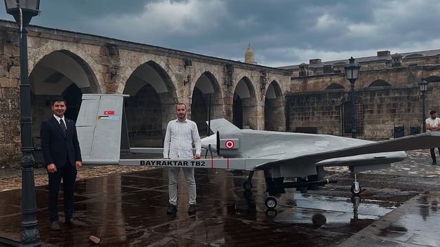 Hatay'da iki arkadaş Bayraktar TB2'nin ahşap maketini tasarladı
