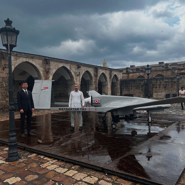 Hatay'da iki arkadaş Bayraktar TB2'nin ahşap maketini tasarladı