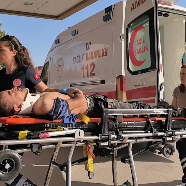 Fabrikada taşıma bantları arasına sıkışan işçi ağır yaralandı