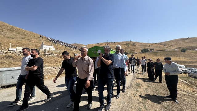 Hakkari'deki trafik kazasında ölen aynı aileden 5 kişinin cenazeleri toprağa verildi