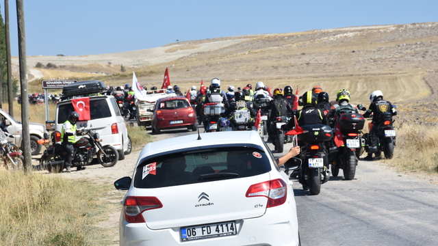 Motosiklet gönüllüleri, Büyük Taarruz'u "süvarinin izinden" giderek anıyor