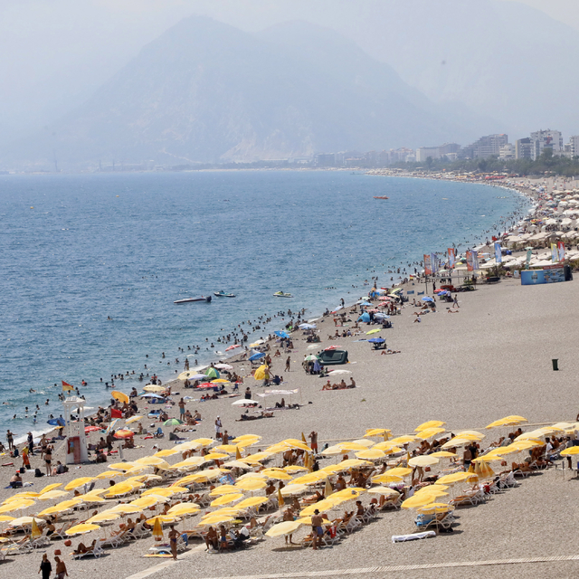 Antalya'da ağustos aynının son günü termometreler 33 dereceyi gördü