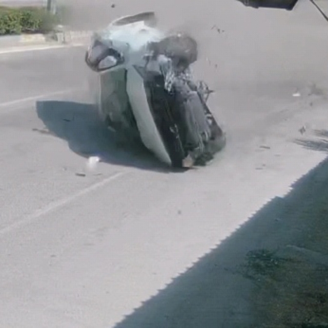 Refüje çarpan otomobil taklalar attı; kaza kamerada