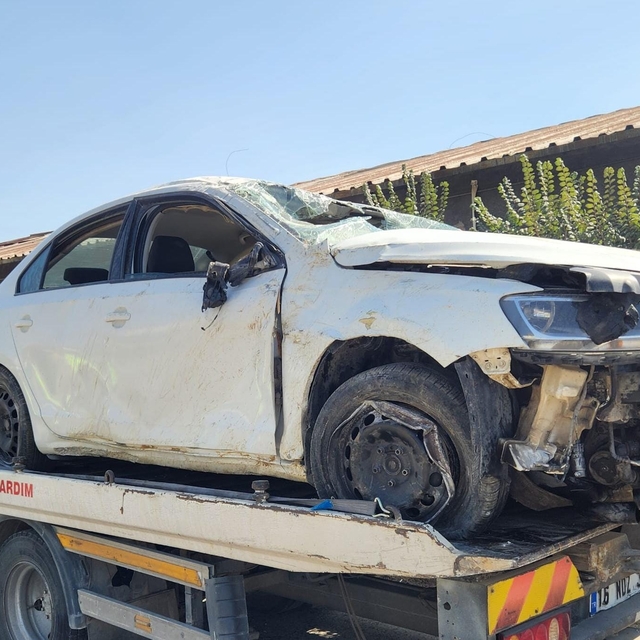 Bursa'da devrilen otomobildeki 2 kişi yaralandı