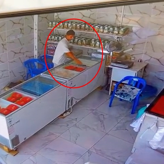 Oğluna hırsızlık yaptırdığı anlar kamerada (2)